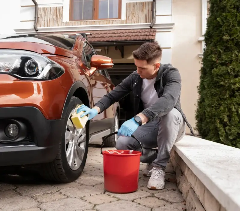 Lavage auto à domicile Villebourg : professionnel intervenant sur un véhicule
